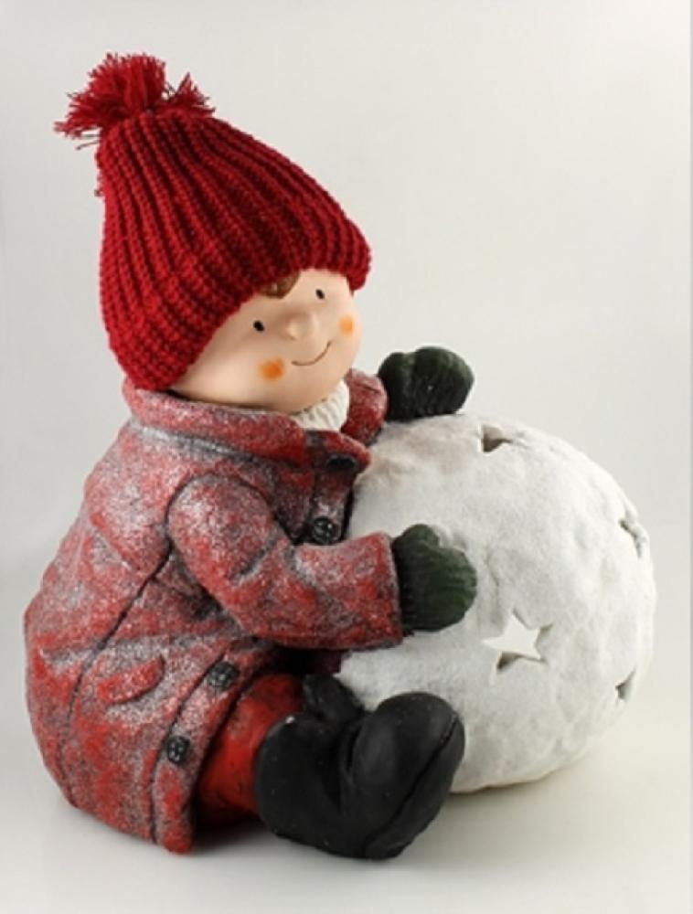 Junge mit Schneekugel sitzend 40 cm